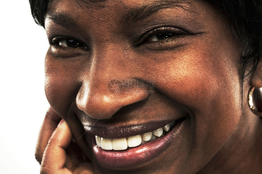 微笑的非洲裔女性特写图片