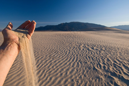美国加利福尼亚州死谷公园手持沙子图片