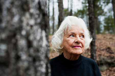 在森林中远望的高龄女性肖像背景图片