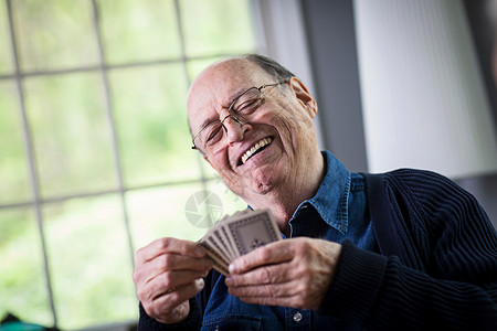 在家打牌的年长男子背景图片