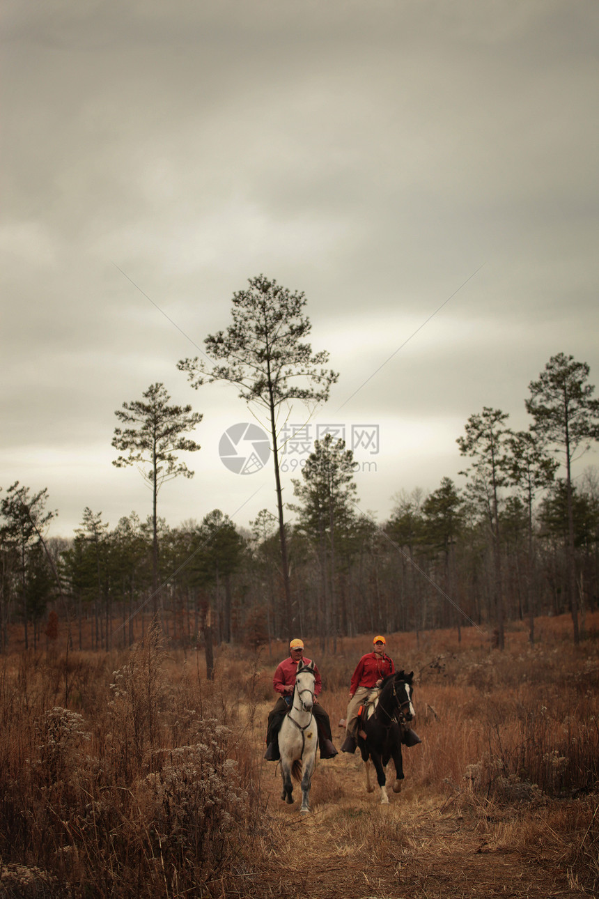 两个骑马猎人图片