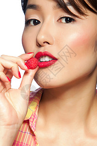 年轻女人吃草莓图片