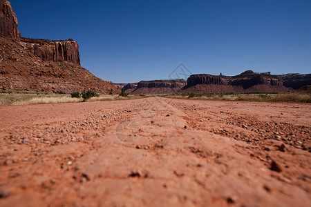美国犹他州印第安溪镇娱乐区泥土路和岩层图片