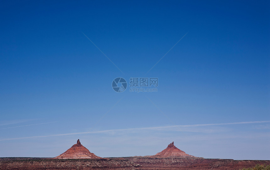 美国犹他州印地安河区度溪镇康乐区两个岩层和蓝天空图片