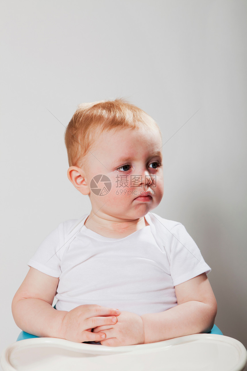 男婴儿坐在高椅子上图片