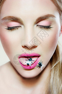 舌头上有塑料苍蝇的年轻妇女图片