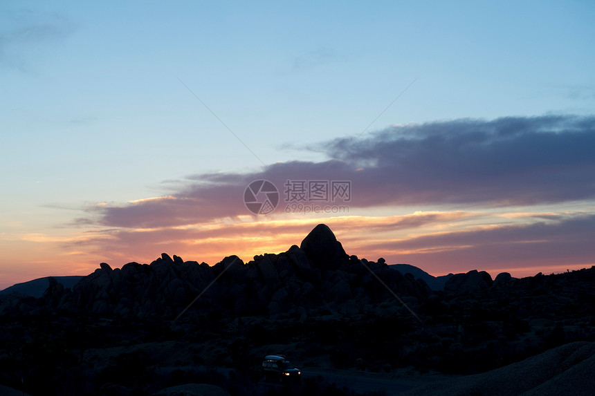 夕阳下的沙漠图片