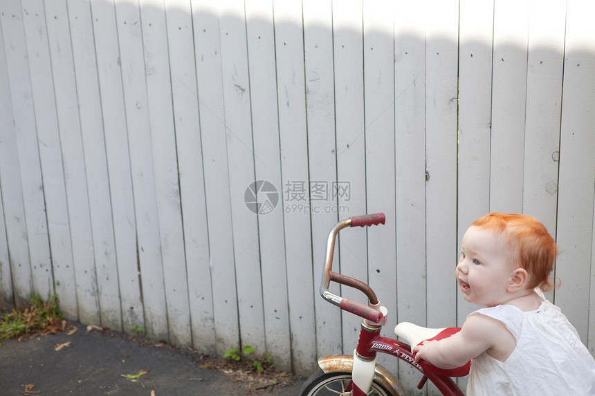 婴儿女孩推三轮车图片
