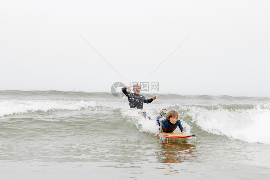 海上冲浪的老师和学生图片