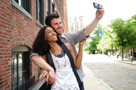 情侣在街道边自拍图片