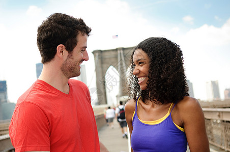 布鲁克林桥上快乐的一对情侣图片