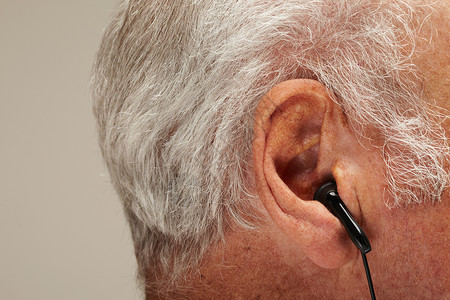 戴耳机的老人背景图片