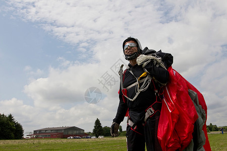 带着降落伞的跳伞运动者背景图片