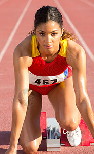 预备起跑的女运动员图片