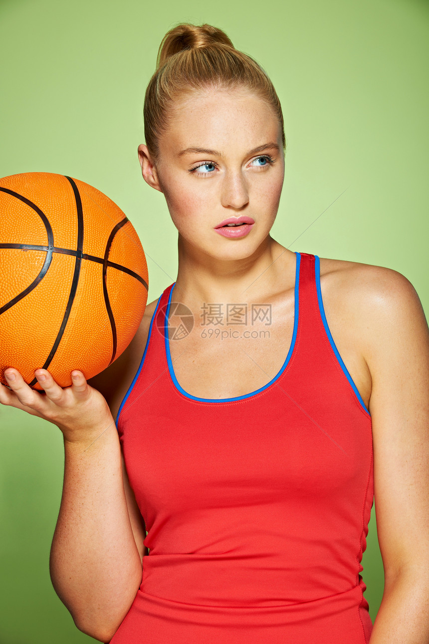 拿着篮球的年轻女性图片