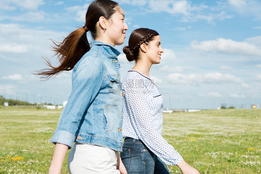 在野外行走的年轻女性图片