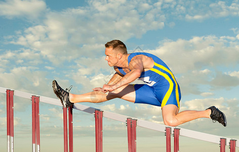 男运动员赛马栏架高清图片
