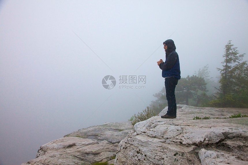 站在悬崖边上的人图片