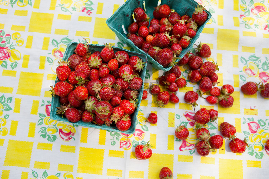 篮子里的新鲜草莓图片