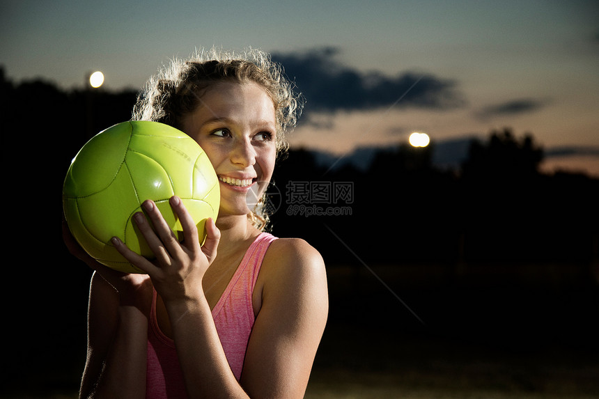 女孩在夜里拿着足球图片