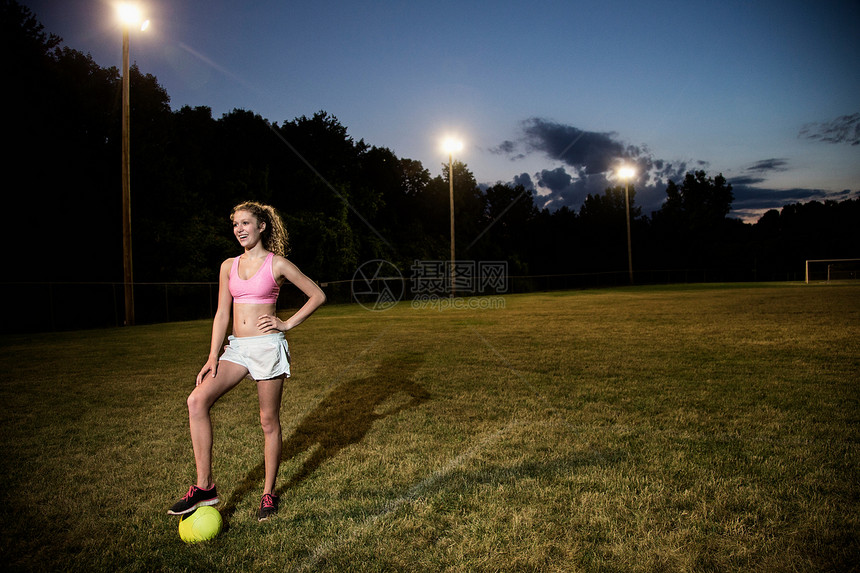 女孩在晚上踢足球图片