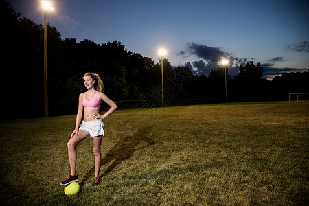 女孩在晚上踢足球图片