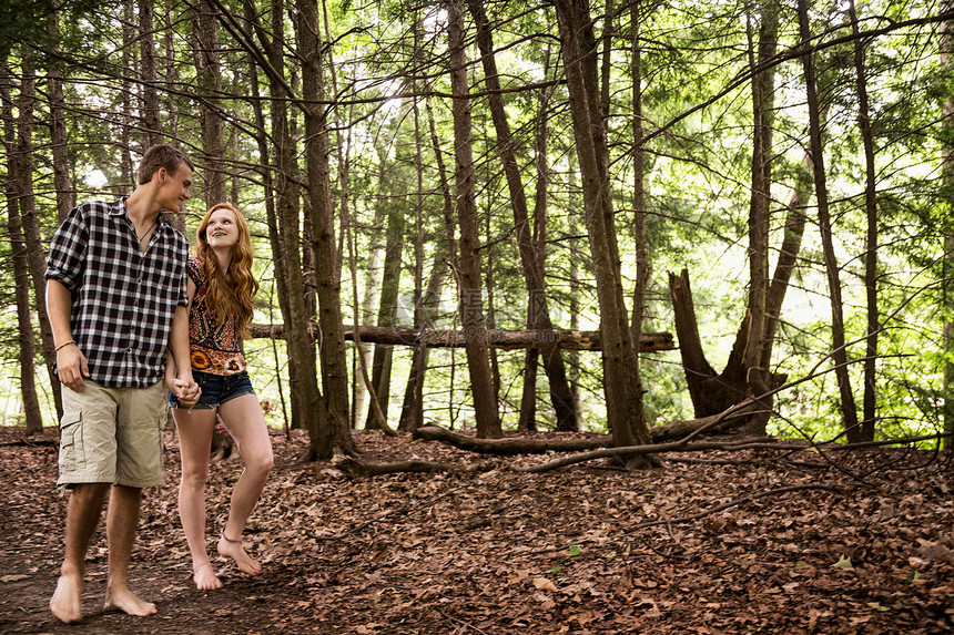 夫妇在森林中行走图片