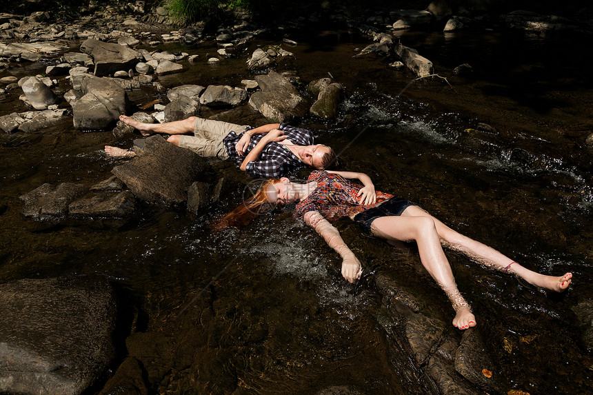 情侣躺在河里图片