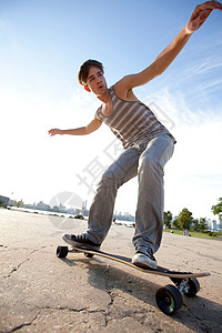 青年男子滑板图片
