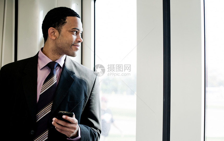 商人在火车上透过窗向外看图片