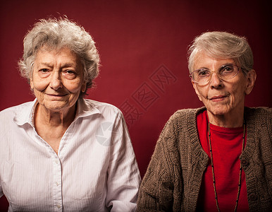 两名老年妇女的肖像图片