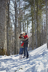 情侣在雪中亲吻图片