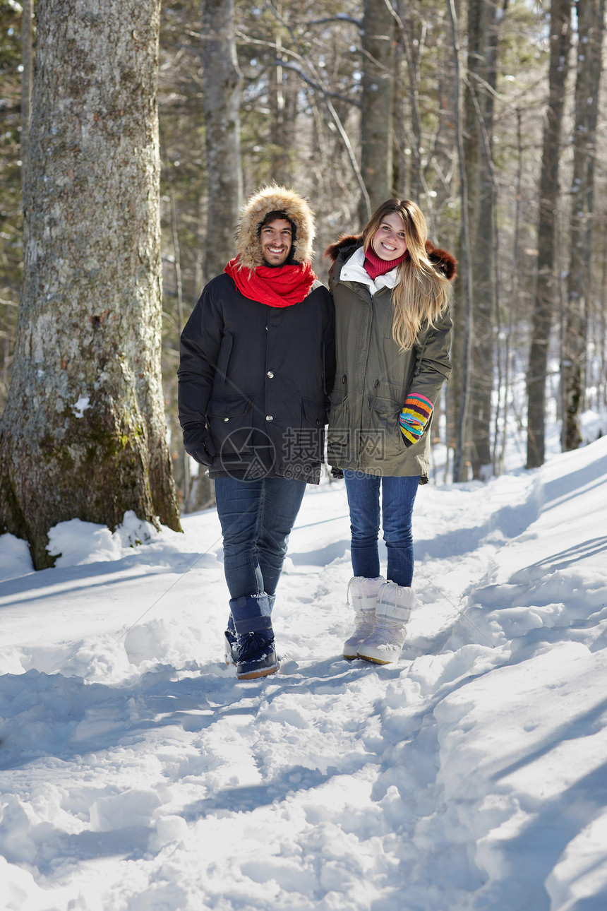 在雪中行走的情侣图片