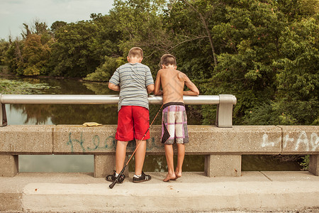 男孩与朋友渔棍搭桥图片