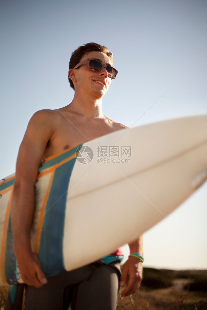 有冲浪板的年轻人图片