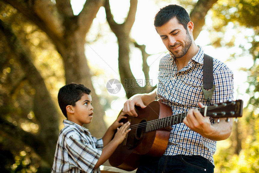 父子一起弹吉他图片