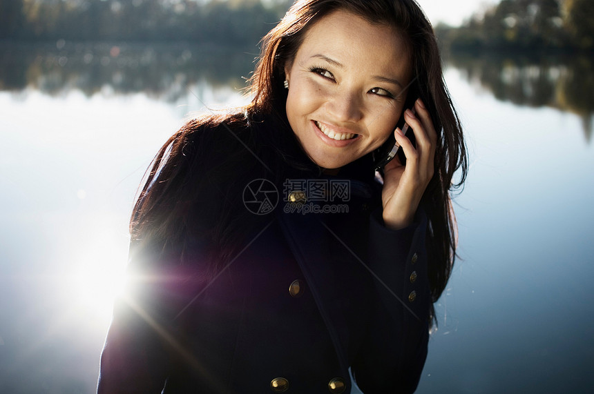 女人在湖边用手机聊天图片