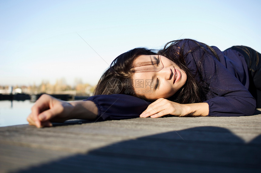 女人躺在木甲板上图片