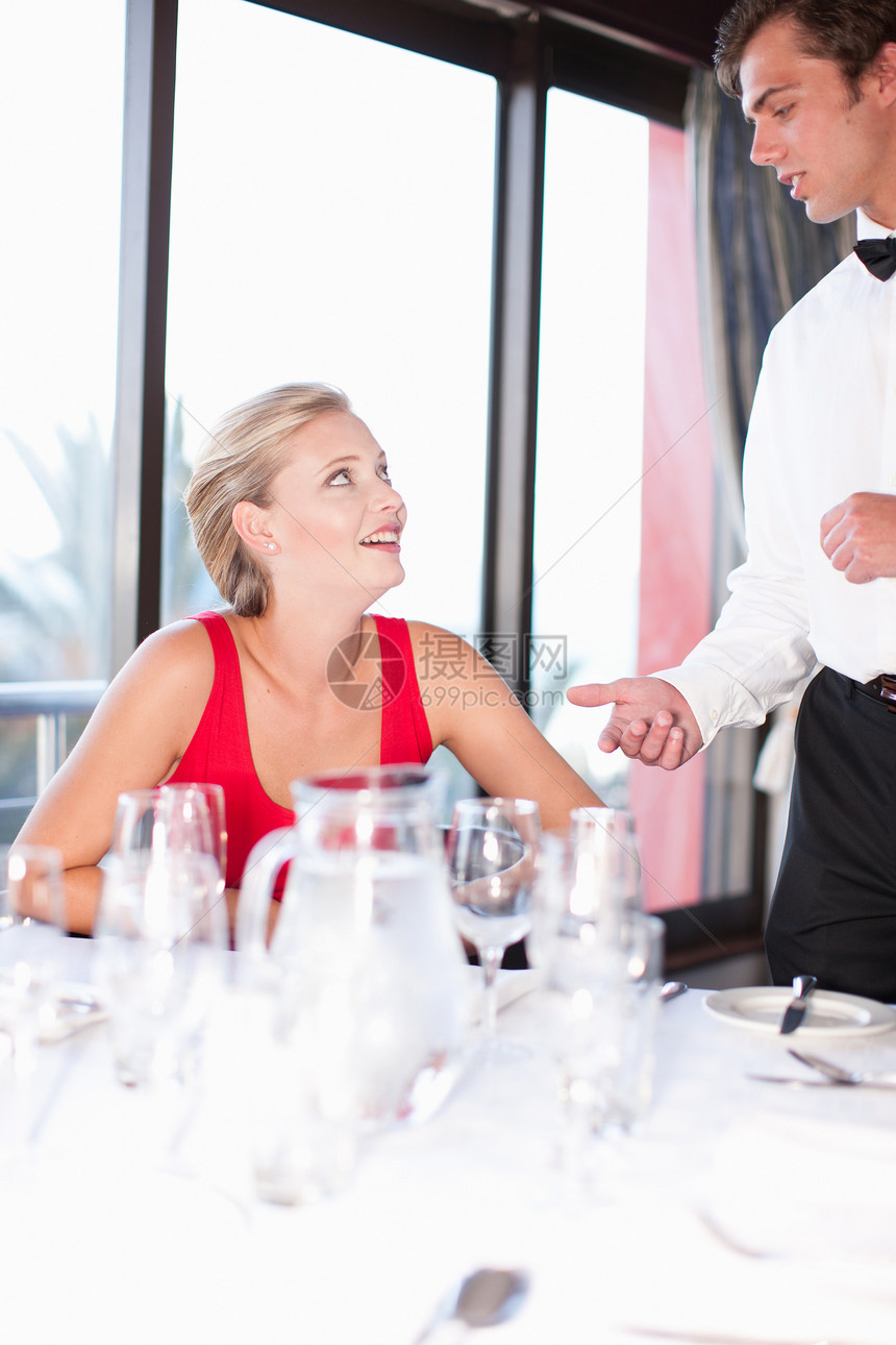 女人在餐厅跟服务员交谈图片