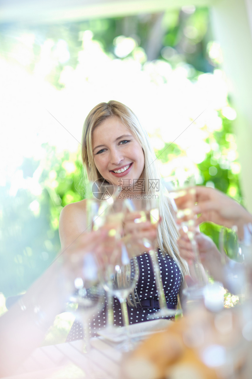 在桌上喝香槟的女人图片