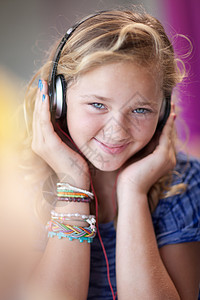 微笑的女孩听耳机图片