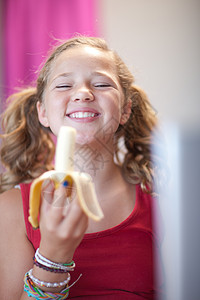 微笑的女孩吃香蕉图片