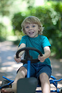 骑着龙虾男孩男孩在路上骑着自行车背景