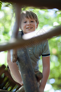 男孩在野外丛林攀爬图片