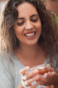 女人笑着拿着一小碗食物图片