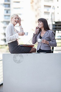 在阳台上喝咖啡的女企业家图片