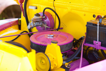 紫色的汽车发动机图片