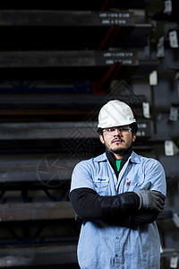 站在金属厂里的工人图片