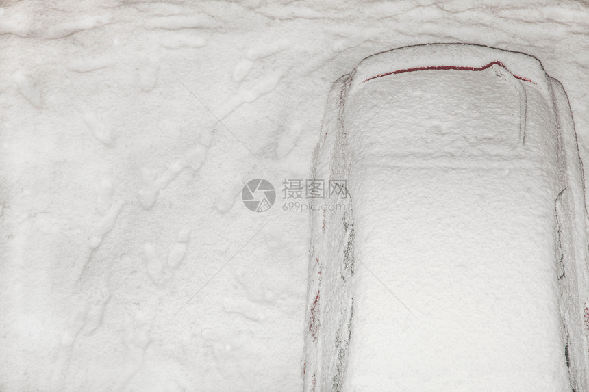大雪覆盖的车顶图片