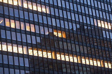 摩天大楼的照明窗口图片